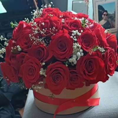 Classic Romance - A classic Red Roses presented on a lovely hat box makes a excellent gift.