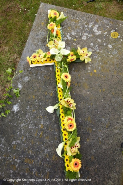 YELLOW CASKET CROSS - A stunning cross including yellow gerbera, sunflower and orchids plus calla lilies.

£130.00 - 3ft

£180.00 - 4ft

£230.00 - 5ft